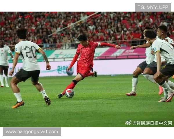 中国足球队迎战韩国队 争夺世界杯预选赛关键胜利